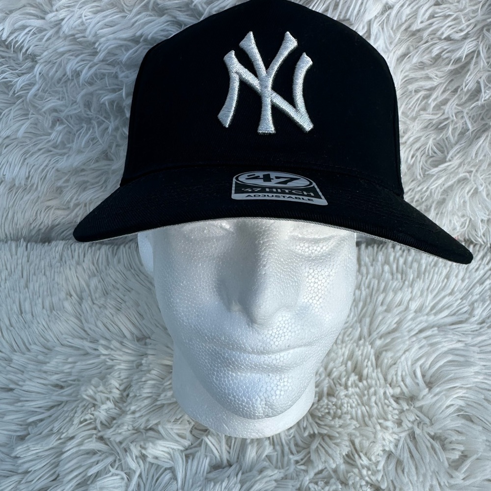 47 Black Baseball Cap with New York Yankees silver logo